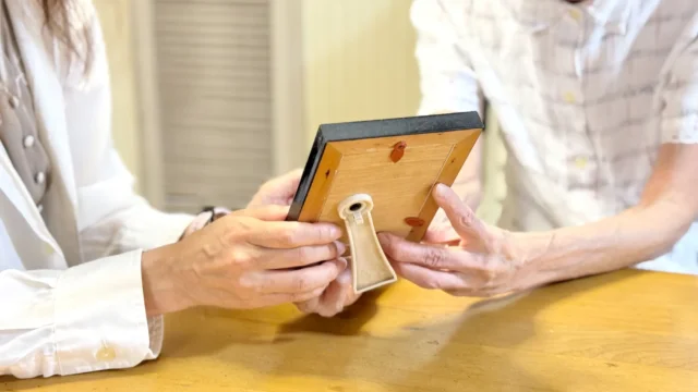 遺影は処分しても問題ない？宗教的な意味と処分を考えるべきタイミング