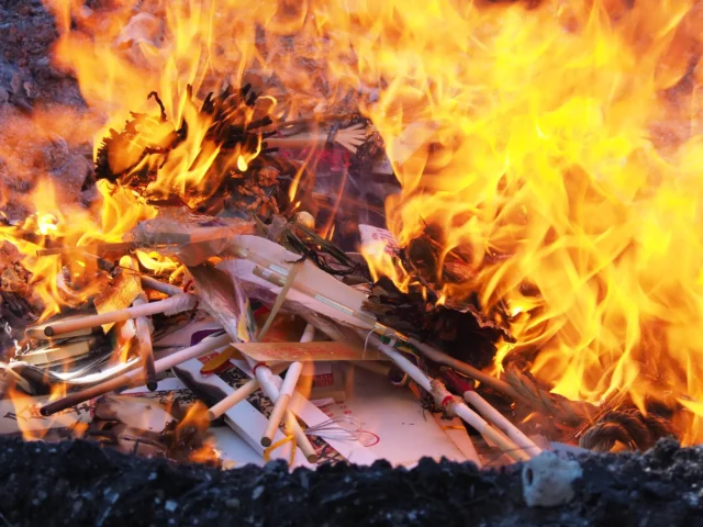 遺影の処分方法は何がある？状況別の選び方と費用の目安